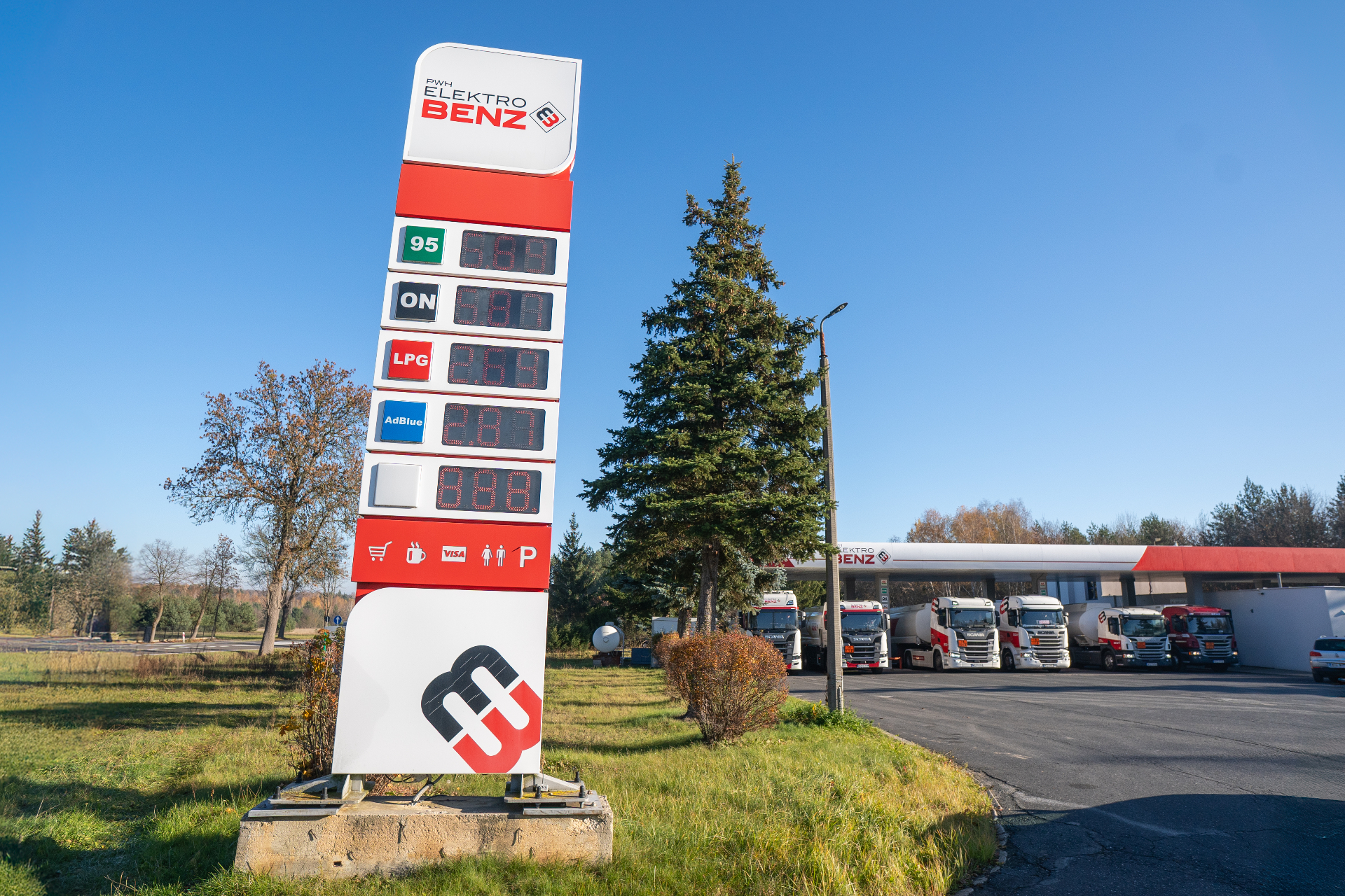Stacja paliw Elektrobenz w Zdziechowie — pylon cenowy i flota cystern