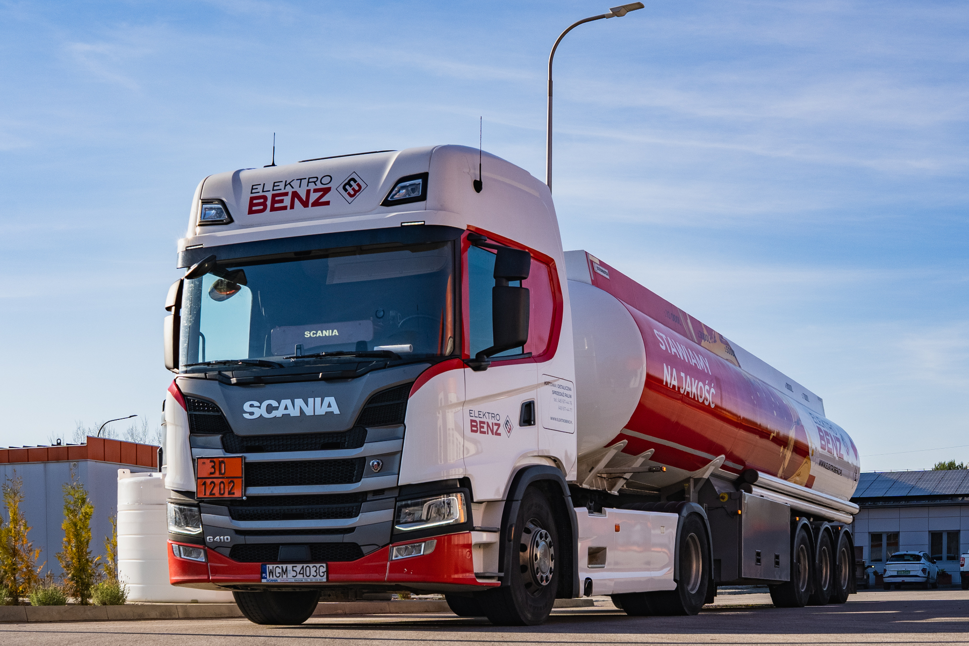 Cysterna Elektrobenz podczas rozładunku